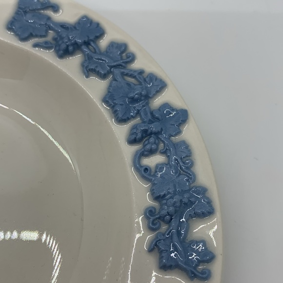 Set of 2 Vintage Wedgewood Etruria Barlaston Queensware embossed ashtrays - Picture 7 of 7